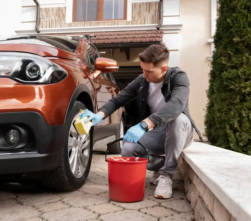 Lavage auto à domicile Beyrède-Jumet-Camous : professionnel intervenant sur un véhicule